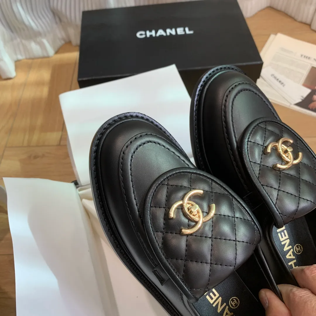 👟👟Ex-factory price 480👟👟 🍀 The official website is updated simultaneously with high version, CHANEL Chanel's new top autumn shoes series for early spring____________ is a must-have hot item for the fragrance family in spring, the goddess series, with the elegant and ladylike temperament of the fragrance family, super attractive, irresistible, and heart-warming... ▪️The upper is imported cowhide/butter/patent leather, high-end and texture ➕Original molded hardware buckle ➕Electric embroidery ▪️The lining is imported lambskin, soft and comfortable ▪️Original molded version, Italian genuine leather outsole🇮🇹 ▪️Number of codes: 34-42 (34 40 41 42 is custom-made, non-refundable and non-exchangeable) Multiple colors are available, you can also place an order with the picture